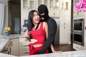 Sự cám dỗ chết người của người phụ nữ trẻ trong sáng chính là đam mê của người phụ nữ trẻ tốt bụng. Cô ấy cởi một nửa quần tất và xoa mông, ngồi xổm và bịt miệng, giơ chân lên để bịt âm hộ.