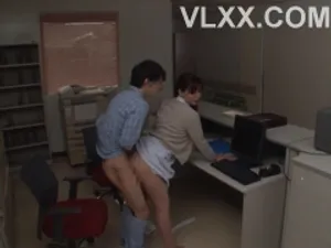 Cô đang ăn và bắt đầu vuốt ve cô, lén quay cảnh cô chủ mở phòng và quan hệ tình dục