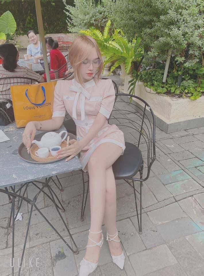 Elise Tan Xiaotong chụp ảnh tự sướng gợi cảm trong khách sạn