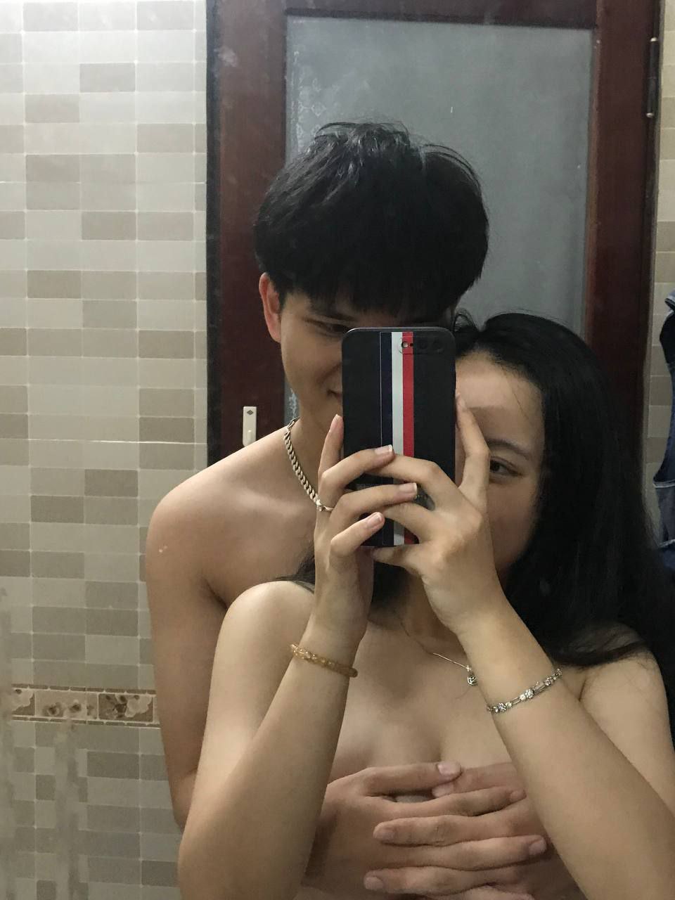 "Cô này tên Đỗ Bích Ngọc sn1990 quê Hạ Long Quảng Ninh hiện tại đang sinh sống và làm việc ở Hà Nội hiện đang nợ tôi một khoản tiền và Giờ cô ấy đã chặn hết mọi liên lạc với tôi và bùng tiền tôi, số tiền tuy không nhiều nhưng đó là những gì mà tôi đã cố gắng bao năm nay mà giờ cô ta lại đối xử với tôi nv, giờ tôi sẽ cho mọi thứ ra cho mọi người thấy bộ mặt của cô ta là Thạc Sĩ tâm lý học"